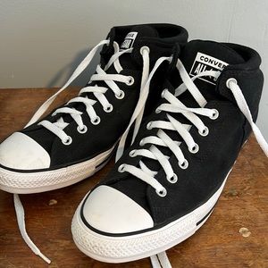 Men’s slouch converse all star shoes.  Worn once.